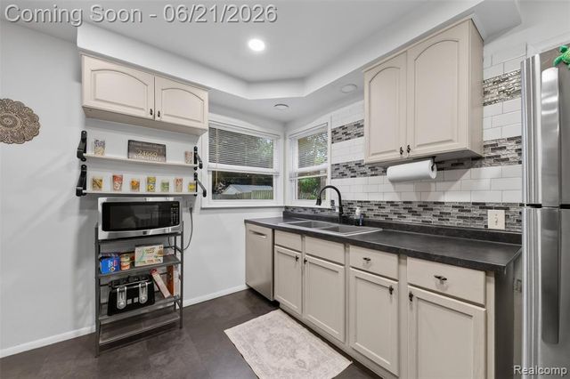 24660 Ridgedale Street, Oak Park, MI 48237