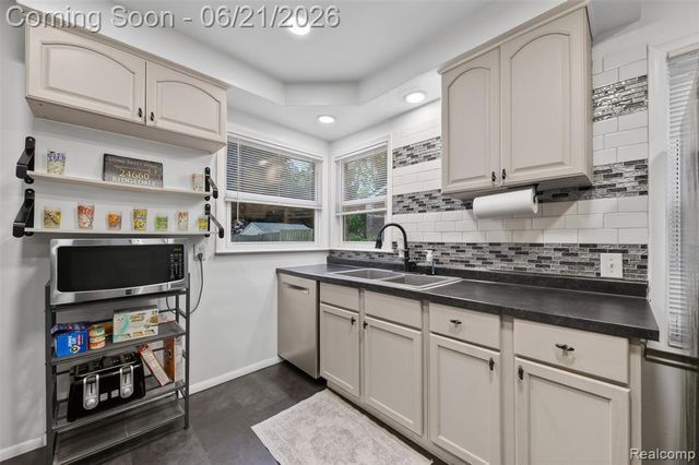 24660 Ridgedale Street, Oak Park, MI 48237