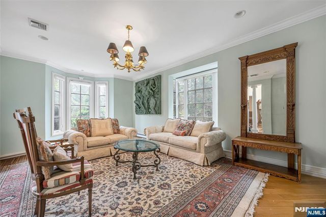 4 Hetzel Drive, Mahwah, NJ 07430