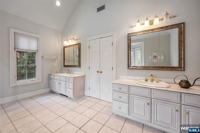 4 Hetzel Drive, Mahwah, NJ 07430