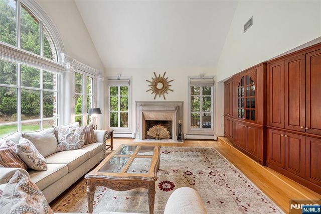4 Hetzel Drive, Mahwah, NJ 07430