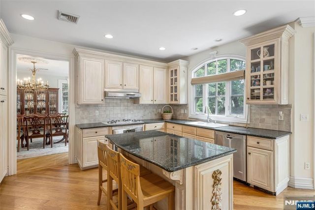 4 Hetzel Drive, Mahwah, NJ 07430