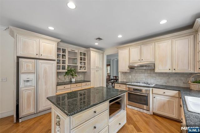 4 Hetzel Drive, Mahwah, NJ 07430