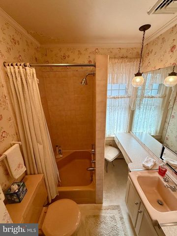 1557 DAUPHIN AV, Wyomissing, PA 19610