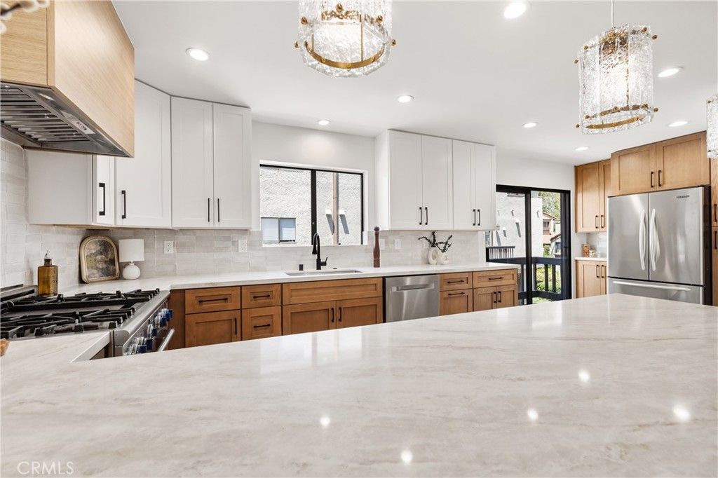 Image 2 of property listing at 5711 Owensmouth 125, Woodland Hills, CA 91367