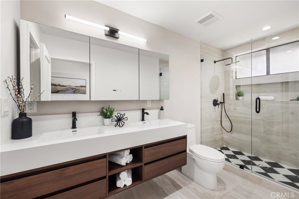 Image 4 of property listing at 5711 Owensmouth 125, Woodland Hills, CA 91367