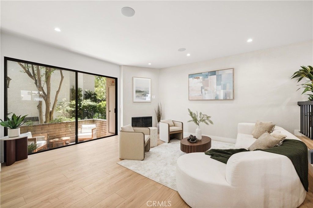 Image 5 of property listing at 5711 Owensmouth 125, Woodland Hills, CA 91367