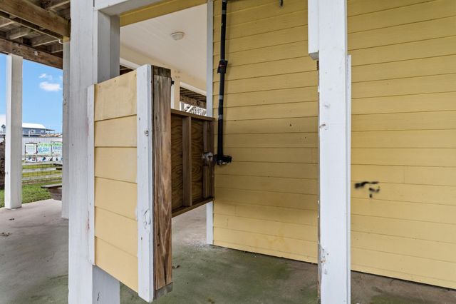1216 Overton Avenue, Port Bolivar, TX 77650