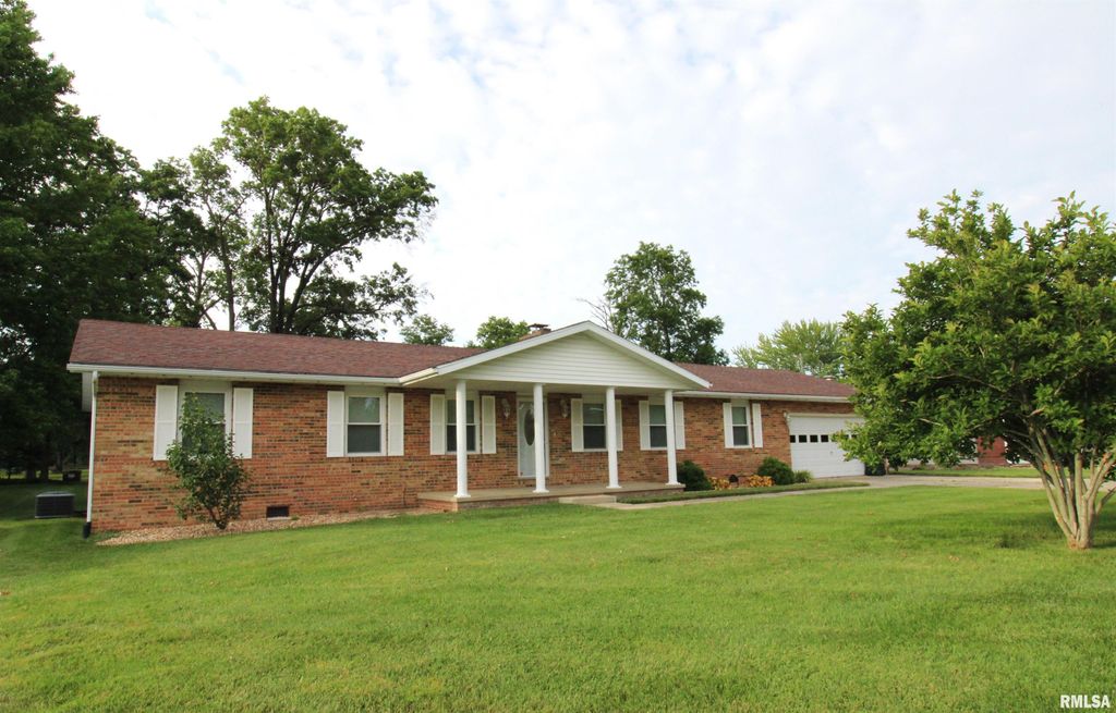 Image 1 of property listing at 329 CIRCLE Drive, Salem, IL 62881