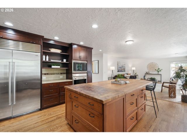 5710 SOUTHWOOD Dr, Lake Oswego, OR 97035