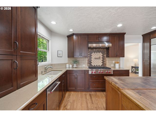 5710 SOUTHWOOD Dr, Lake Oswego, OR 97035