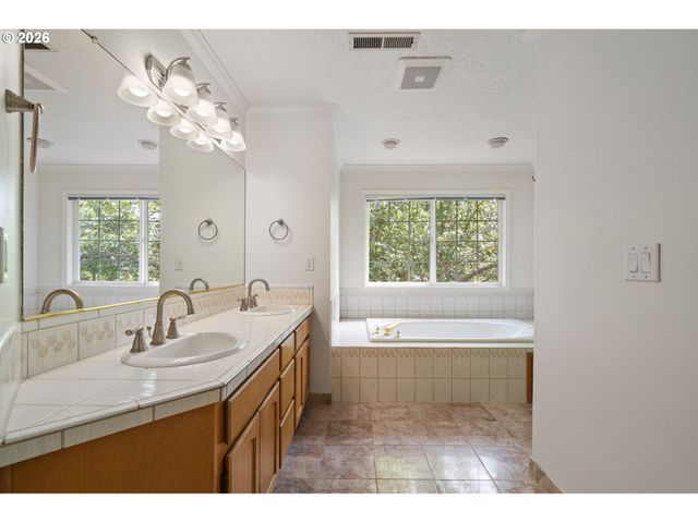5710 SOUTHWOOD Dr, Lake Oswego, OR 97035