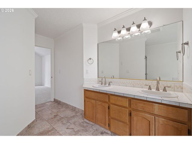 5710 SOUTHWOOD Dr, Lake Oswego, OR 97035