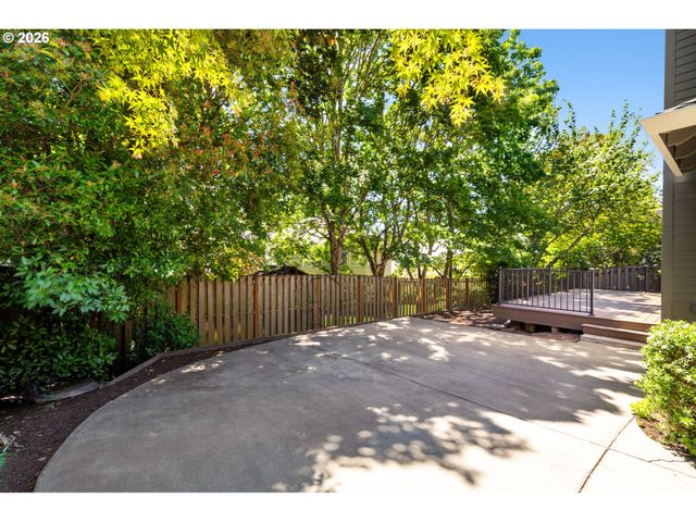 5710 SOUTHWOOD Dr, Lake Oswego, OR 97035