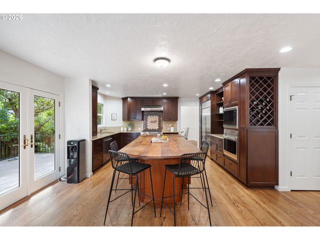 5710 SOUTHWOOD Dr, Lake Oswego, OR 97035