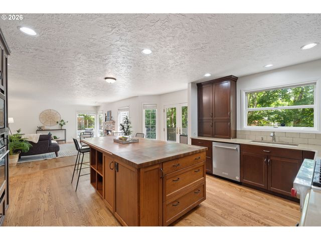 5710 SOUTHWOOD Dr, Lake Oswego, OR 97035
