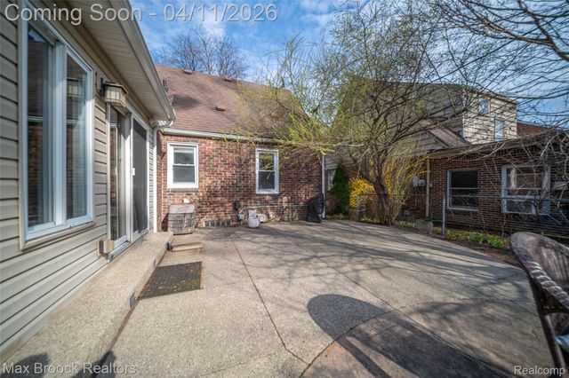 1633 Edgewood Drive, Royal Oak, MI 48067