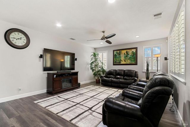 7012 Cardinal Ct, Vacaville, CA 95687