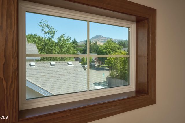 238 Fieldbrook Court, Medford, OR 97504