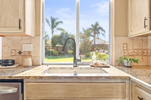 1042 Topaz Ct, Vacaville, CA 95687