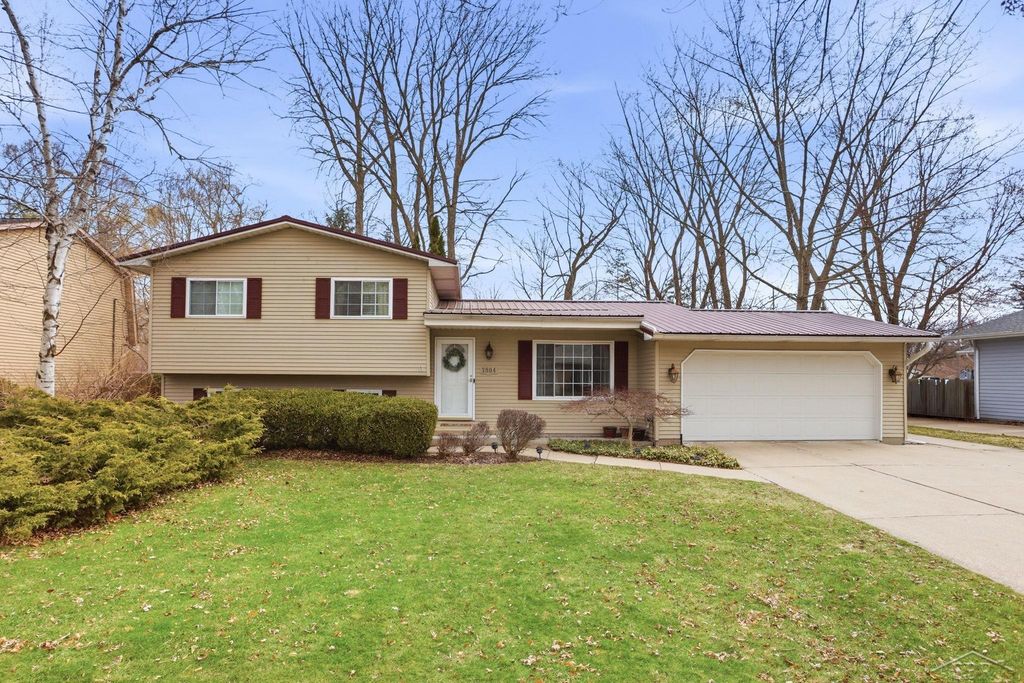 3804 Sweetbrier Terrace, Midland, MI 48642