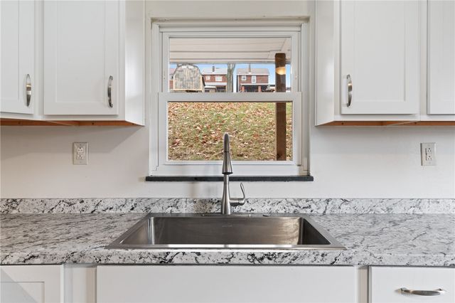 4229 Bristol St, Greenfield, PA 15207