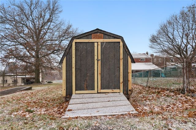 4229 Bristol St, Greenfield, PA 15207