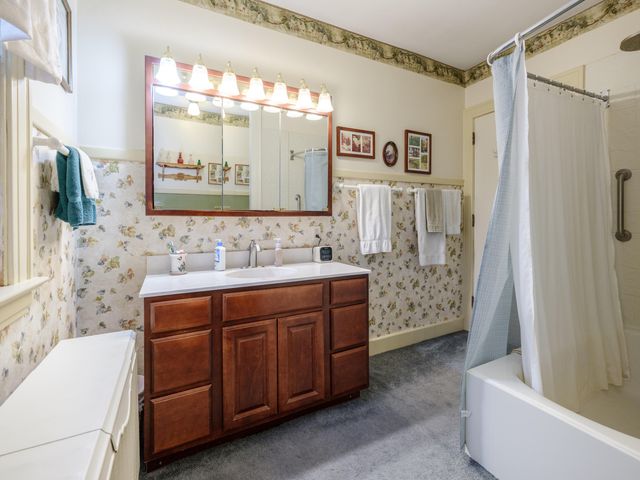 204 Monroe Street, Kalamazoo City, MI 49006