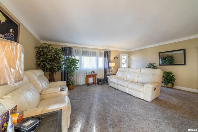 825 S 24TH Street, Quincy, IL 62301