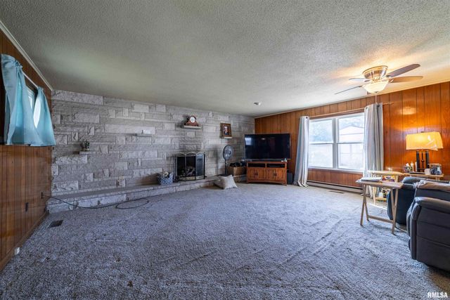 825 S 24TH Street, Quincy, IL 62301