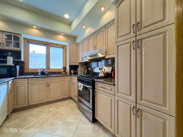 7940 N Oketo Avenue, Niles, IL 60714