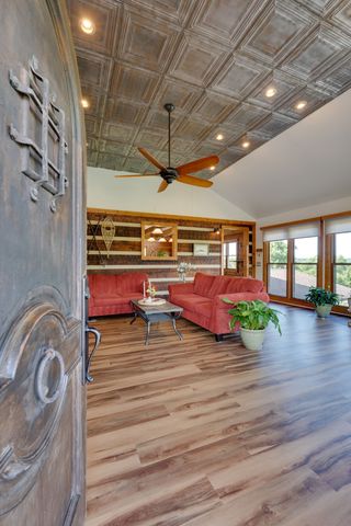 812 New Shackle Island Rd, Hendersonville, TN 37075