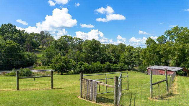 812 New Shackle Island Rd, Hendersonville, TN 37075
