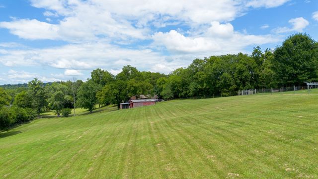 812 New Shackle Island Rd, Hendersonville, TN 37075