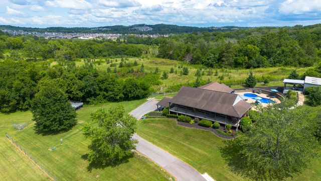 812 New Shackle Island Rd, Hendersonville, TN 37075