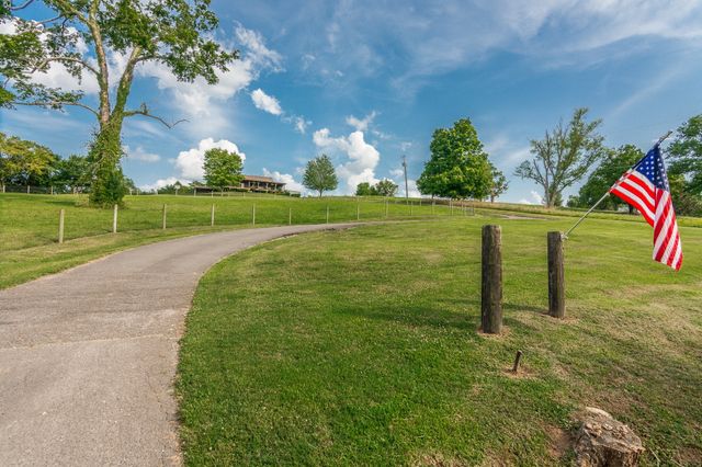 812 New Shackle Island Rd, Hendersonville, TN 37075