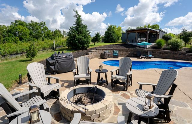 812 New Shackle Island Rd, Hendersonville, TN 37075