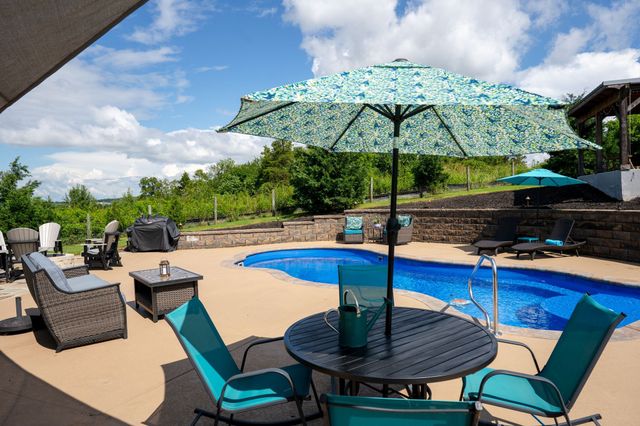 812 New Shackle Island Rd, Hendersonville, TN 37075