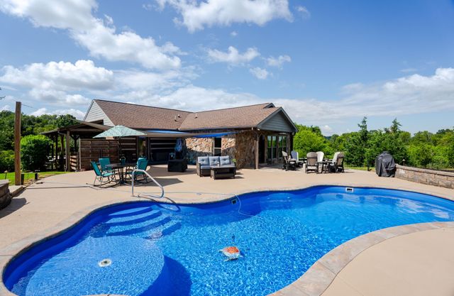812 New Shackle Island Rd, Hendersonville, TN 37075
