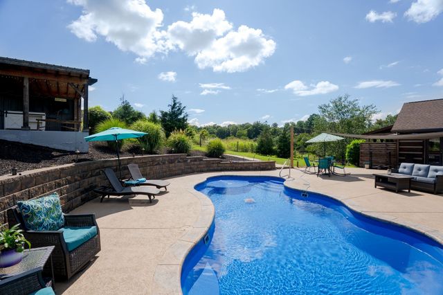 812 New Shackle Island Rd, Hendersonville, TN 37075