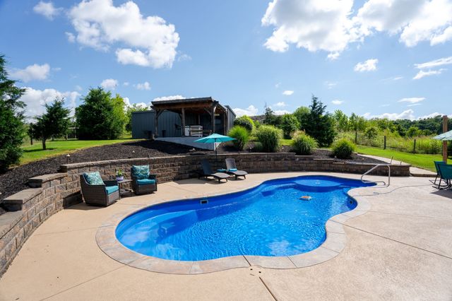 812 New Shackle Island Rd, Hendersonville, TN 37075