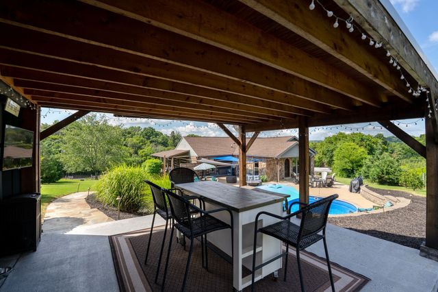 812 New Shackle Island Rd, Hendersonville, TN 37075