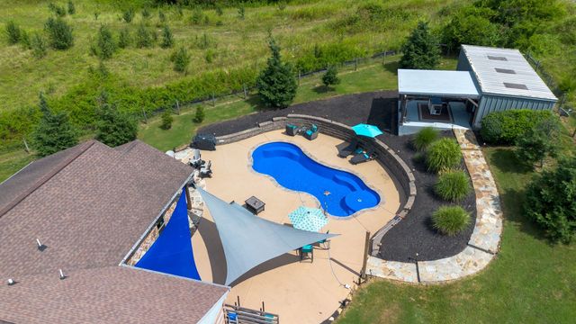 812 New Shackle Island Rd, Hendersonville, TN 37075