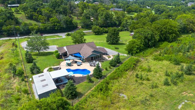 812 New Shackle Island Rd, Hendersonville, TN 37075
