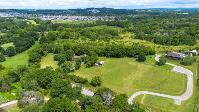 812 New Shackle Island Rd, Hendersonville, TN 37075