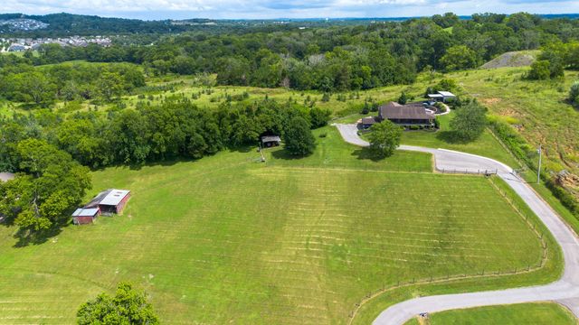 812 New Shackle Island Rd, Hendersonville, TN 37075