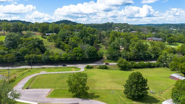 812 New Shackle Island Rd, Hendersonville, TN 37075