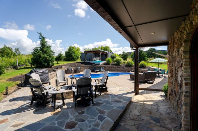 812 New Shackle Island Rd, Hendersonville, TN 37075