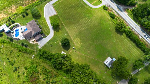 812 New Shackle Island Rd, Hendersonville, TN 37075