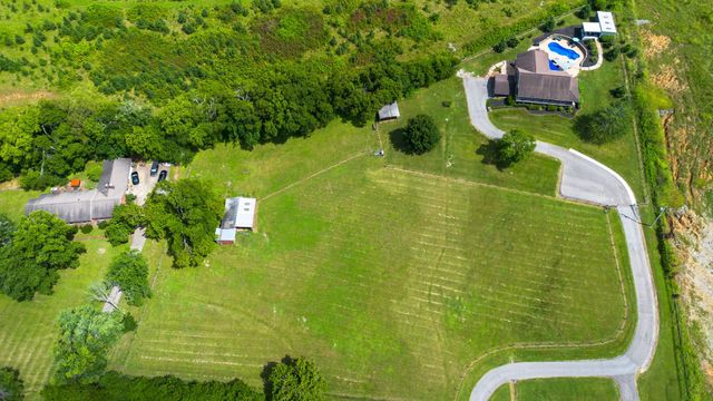 812 New Shackle Island Rd, Hendersonville, TN 37075